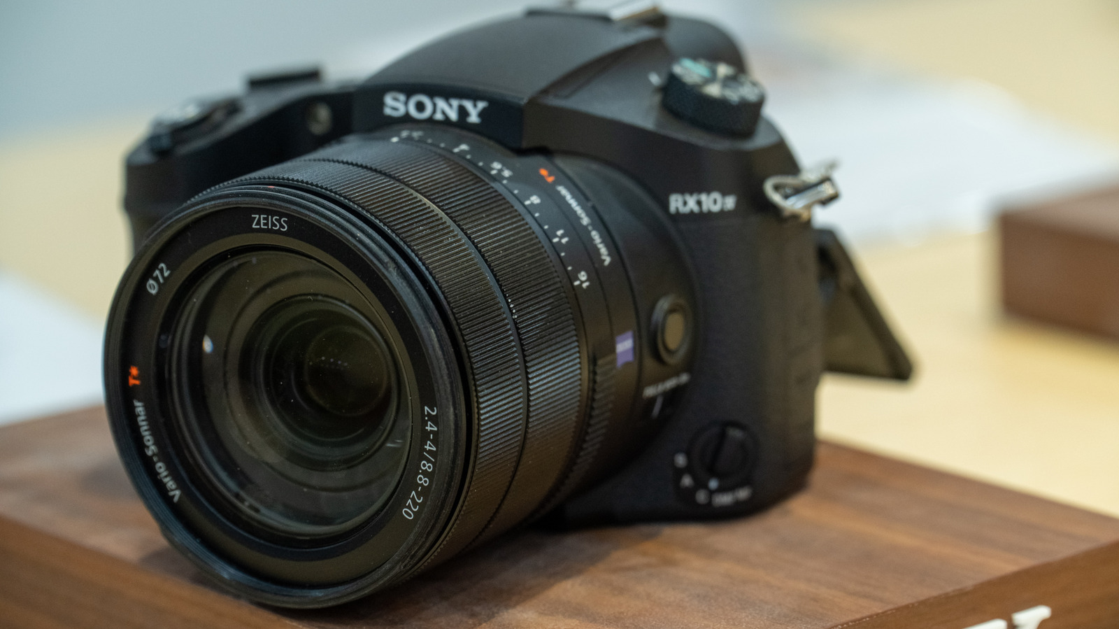 Sony RX10 IV Vs RX10 V: How Do These All-In-One Super Zoom Cameras Compare? – SlashGear