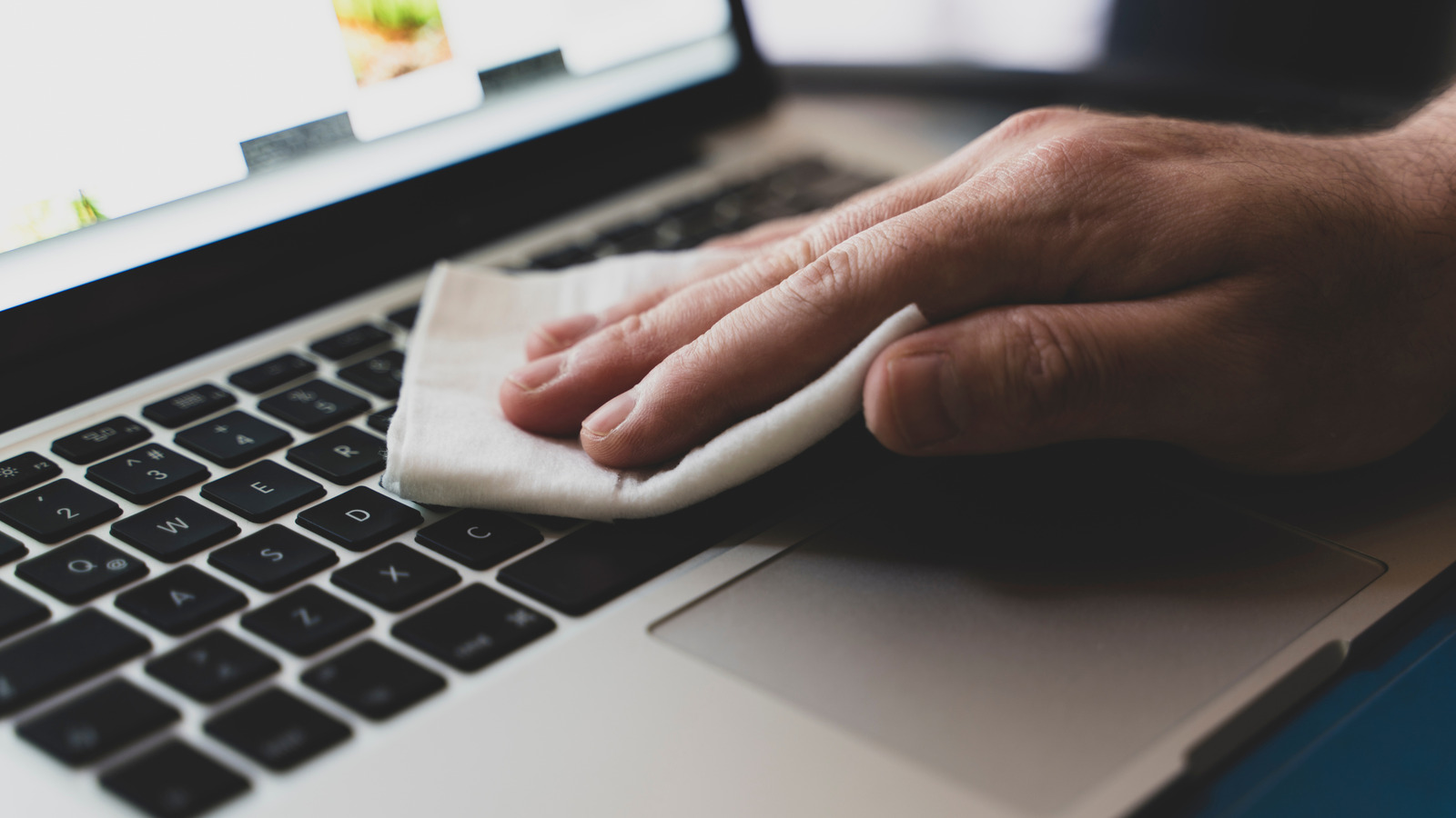The Best Ways To Clean Laptop Keyboards – SlashGear