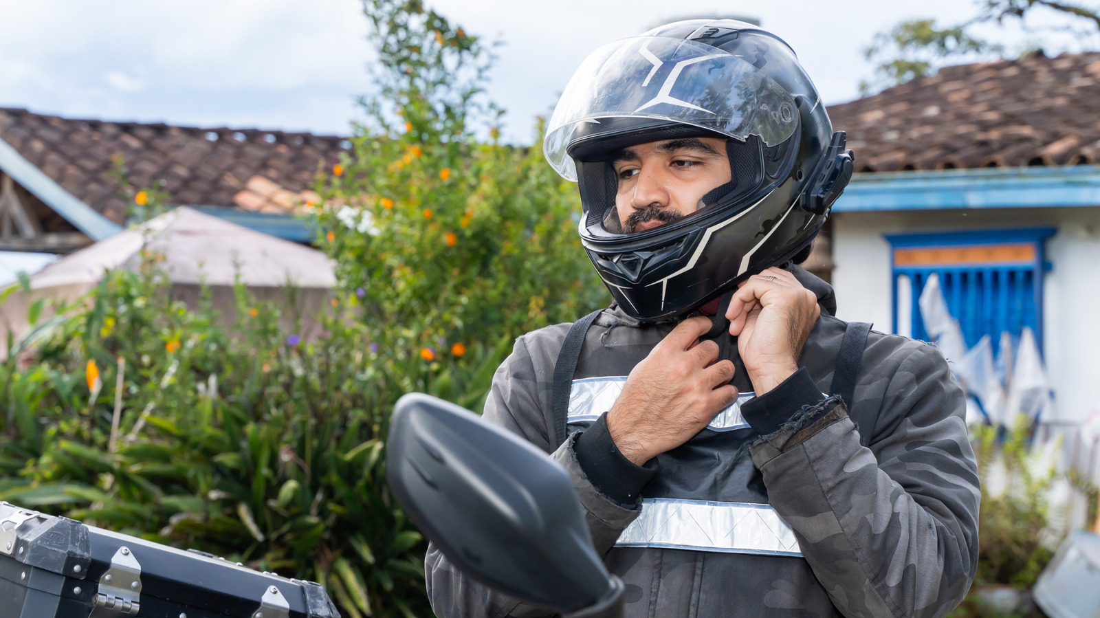 What Is The 2-2-2 Rule For Motorcycle Helmets? – SlashGear