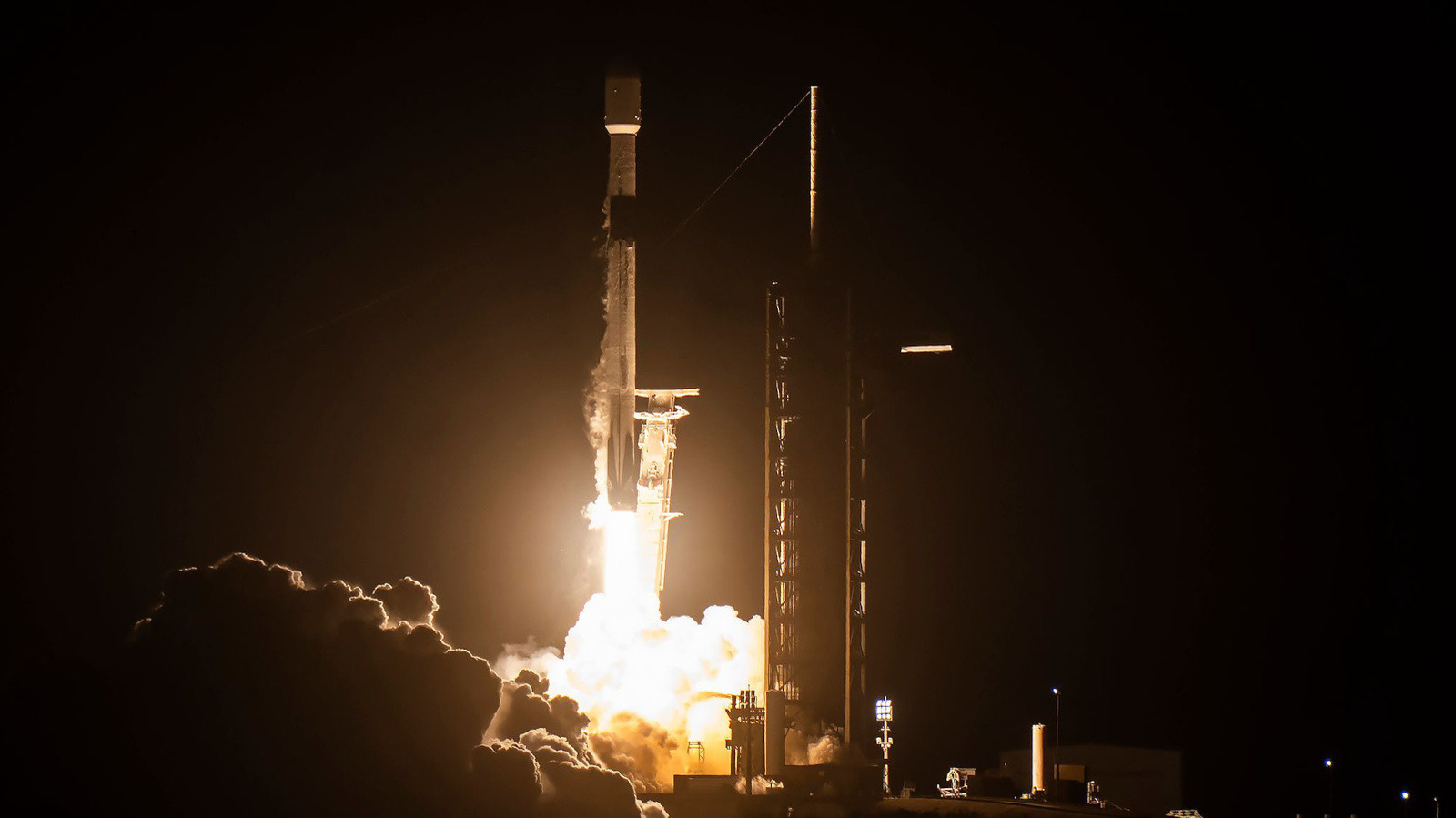 A SpaceX Falcon 9 rocket is expected to crash into the moon this August – Engadget
