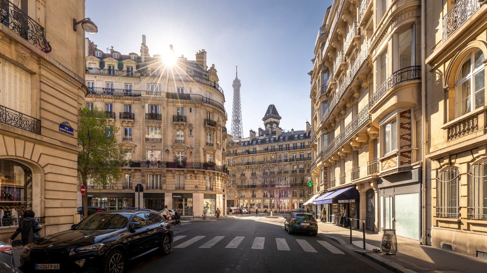 Why You Won’t Find A Single Stop Sign In Paris – SlashGear