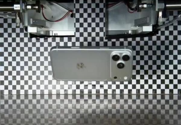 The first real image of iPhone 18 Pro Max has been leaked: a large horizontal matrix camera group + a brand new “Deep Space Gray” color scheme