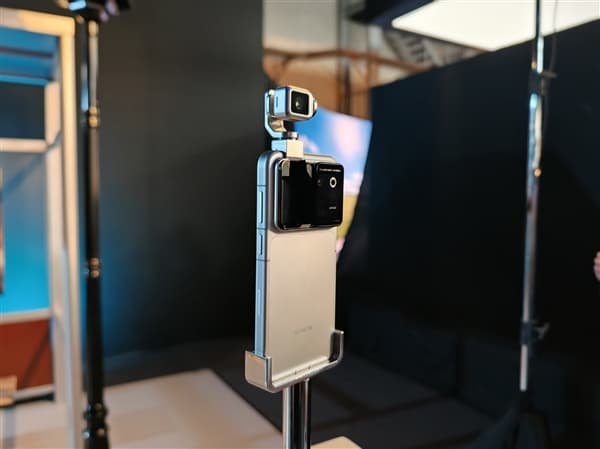 Honor Robot Phone Launching August 12 with Han Han Named as Imaging Visionary