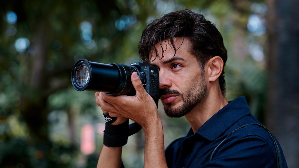 Sony just revived its RX10 V bridge camera with a built-in massive zoom lens