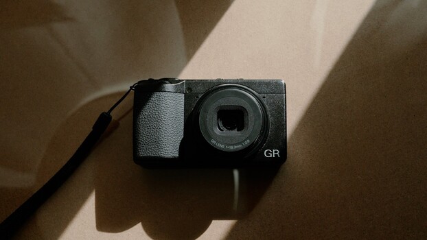 Ricoh GR IV Review: Best Pocket APS-C 2026? | Fstoppers