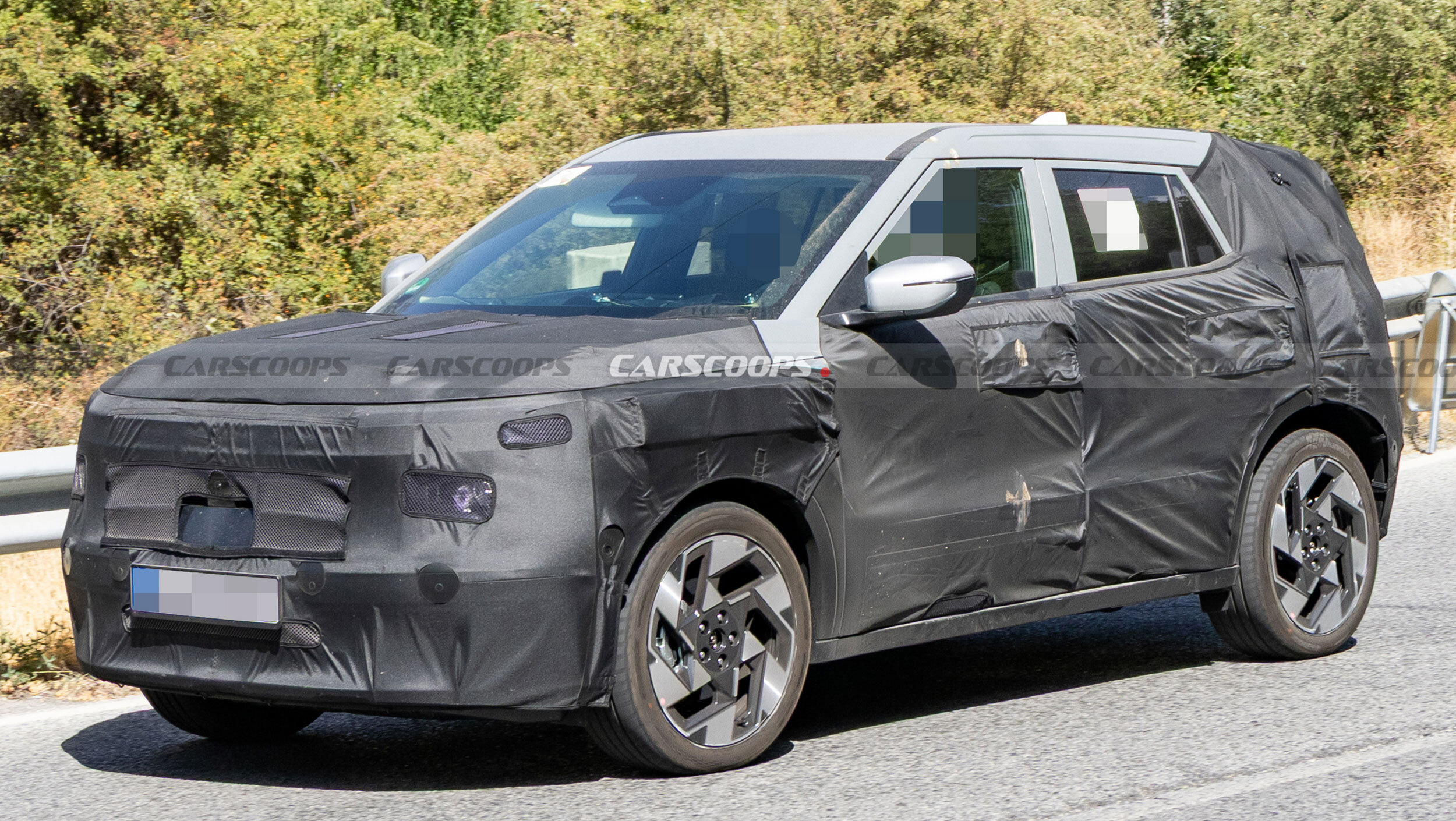Hyundai’s Eco-Friendly Kona Is Transforming Into A Seltos Twin | Carscoops