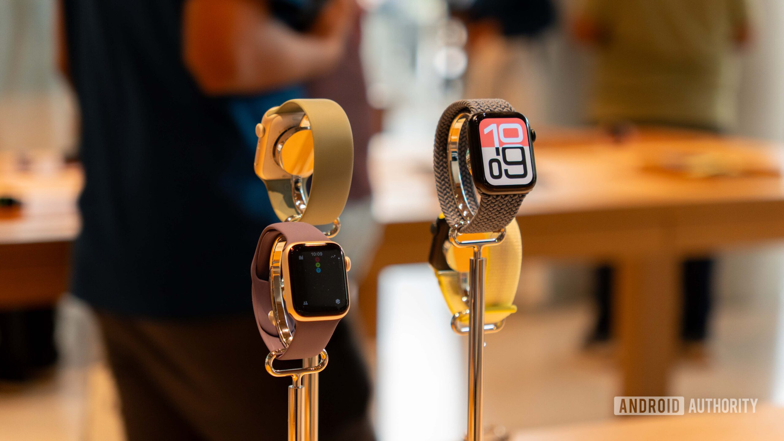 The 44mm Apple Watch SE 3 just crashed to an all-time low of $199.99