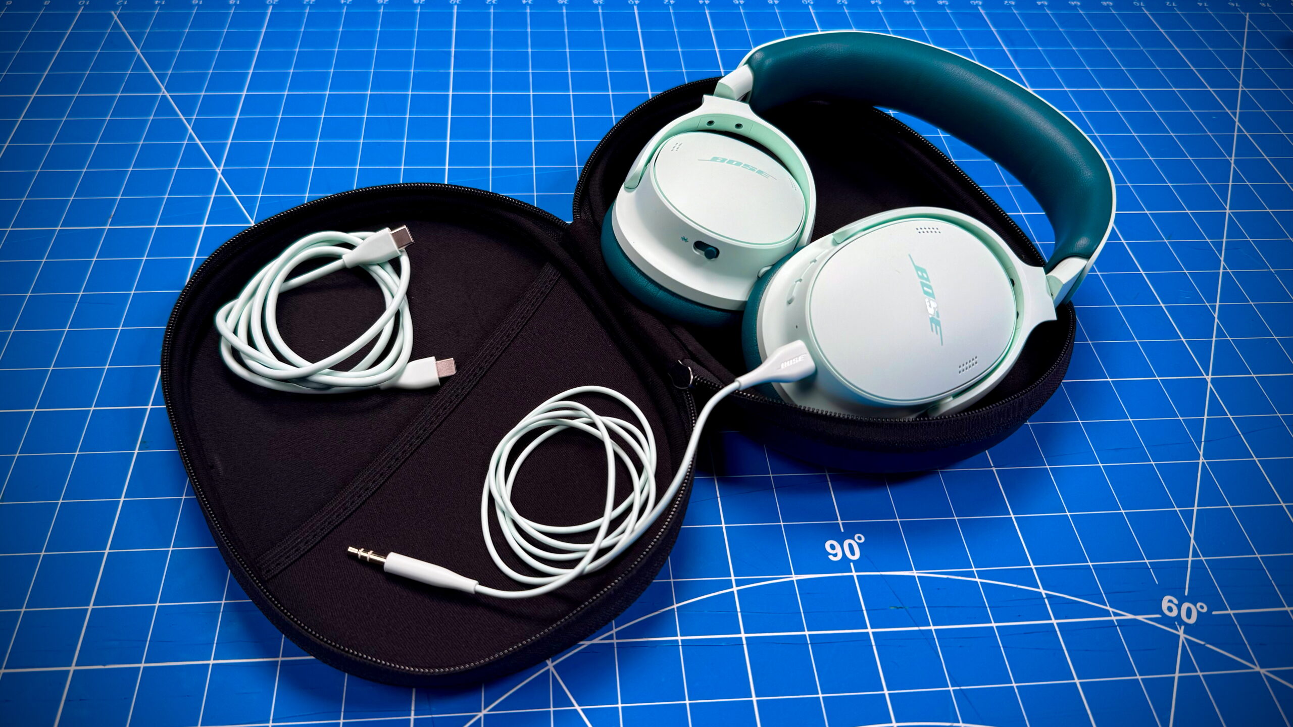 Bose ditched the headphone jack without ditching the headphone jack