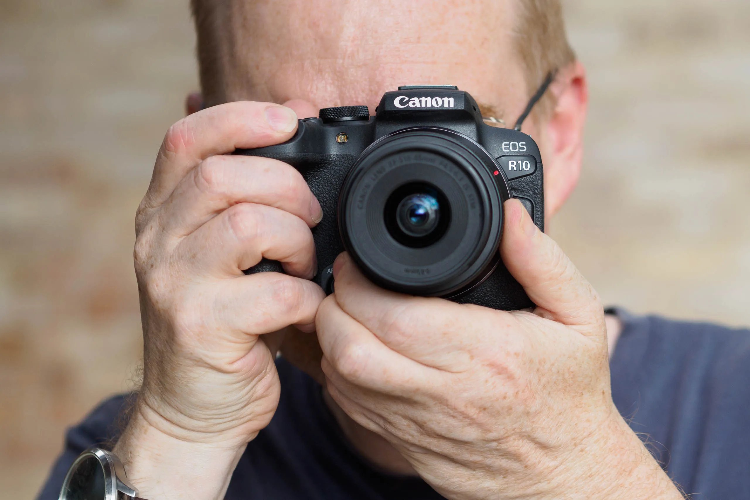 This neat little camera is like a mini-DSLR mastered autofocus – get it with a range of useful accessories at a great price