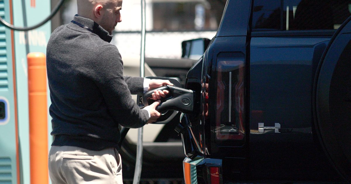GM makes charging easy while Elon bets big on fossil fuels and Leno talks Tesla