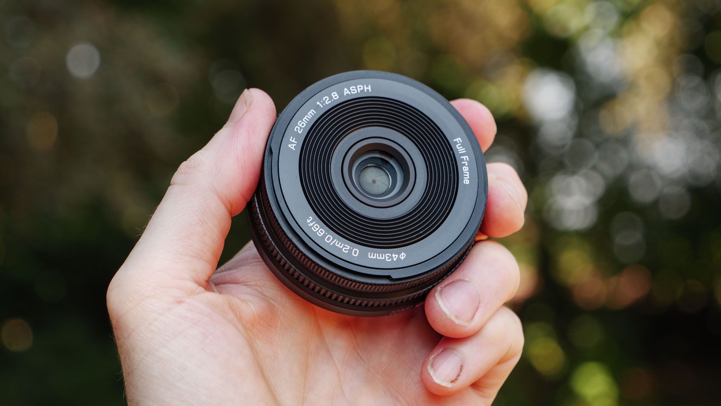 I tested the tiny Viltrox 26mm F2.8 EVO for a month, and it just became the best always-on lens for Sony and Nikon cameras