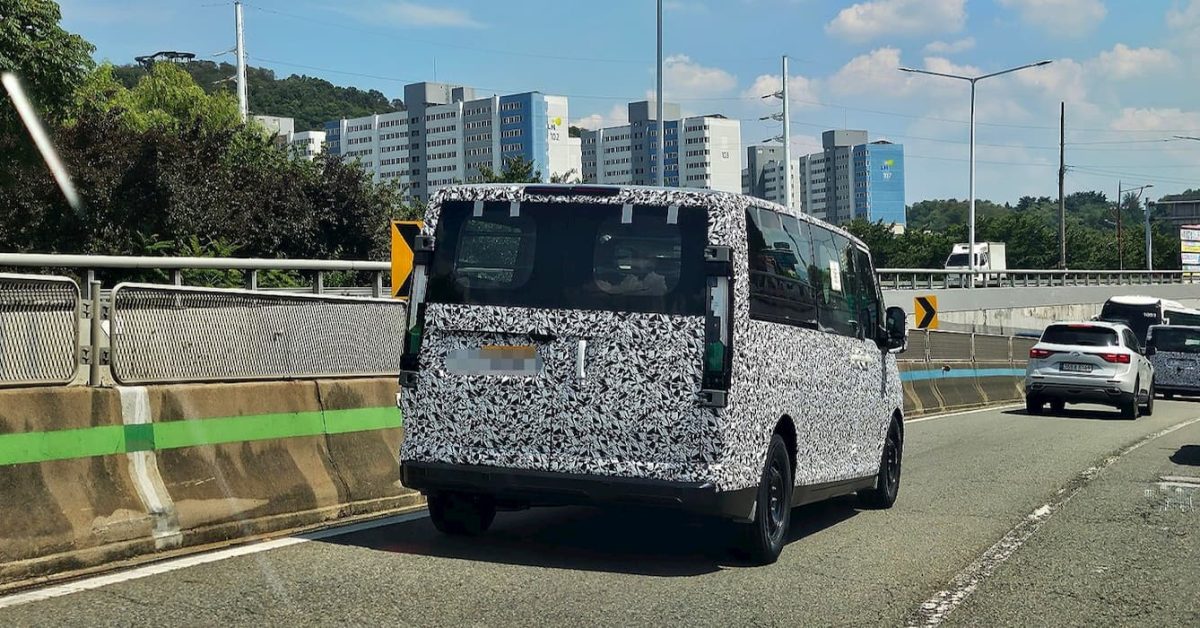 Kia’s larger electric van caught with less camo ahead of its ‘big’ debut [Images]