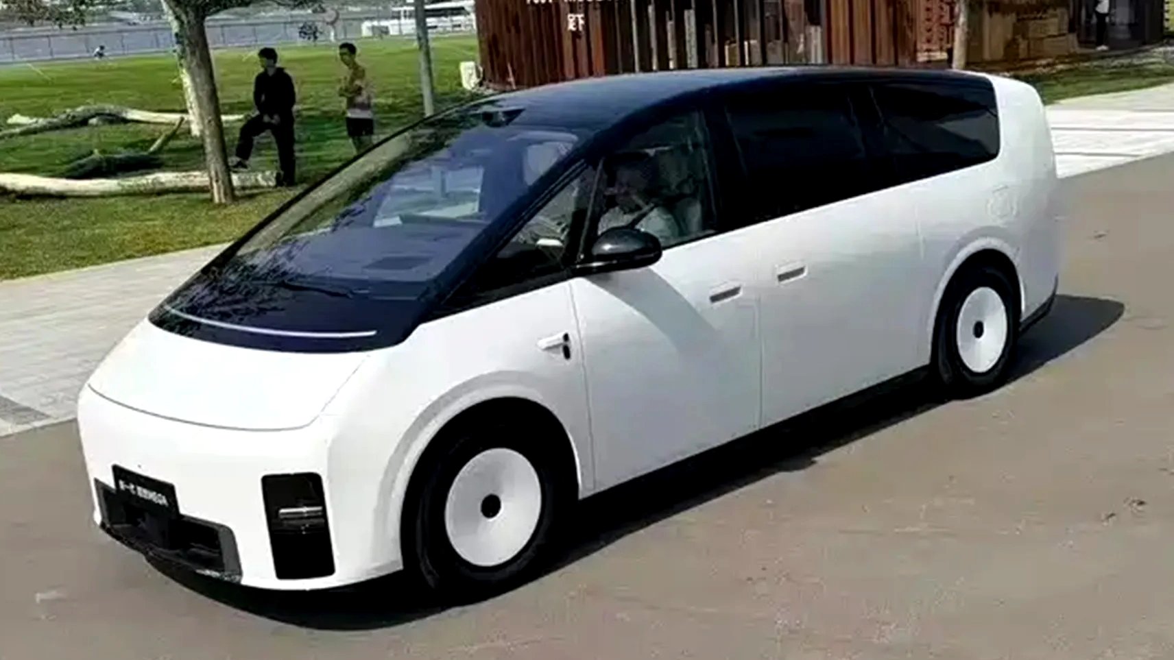China’s Wackiest Electric Minivan Is Getting Another Update | Carscoops