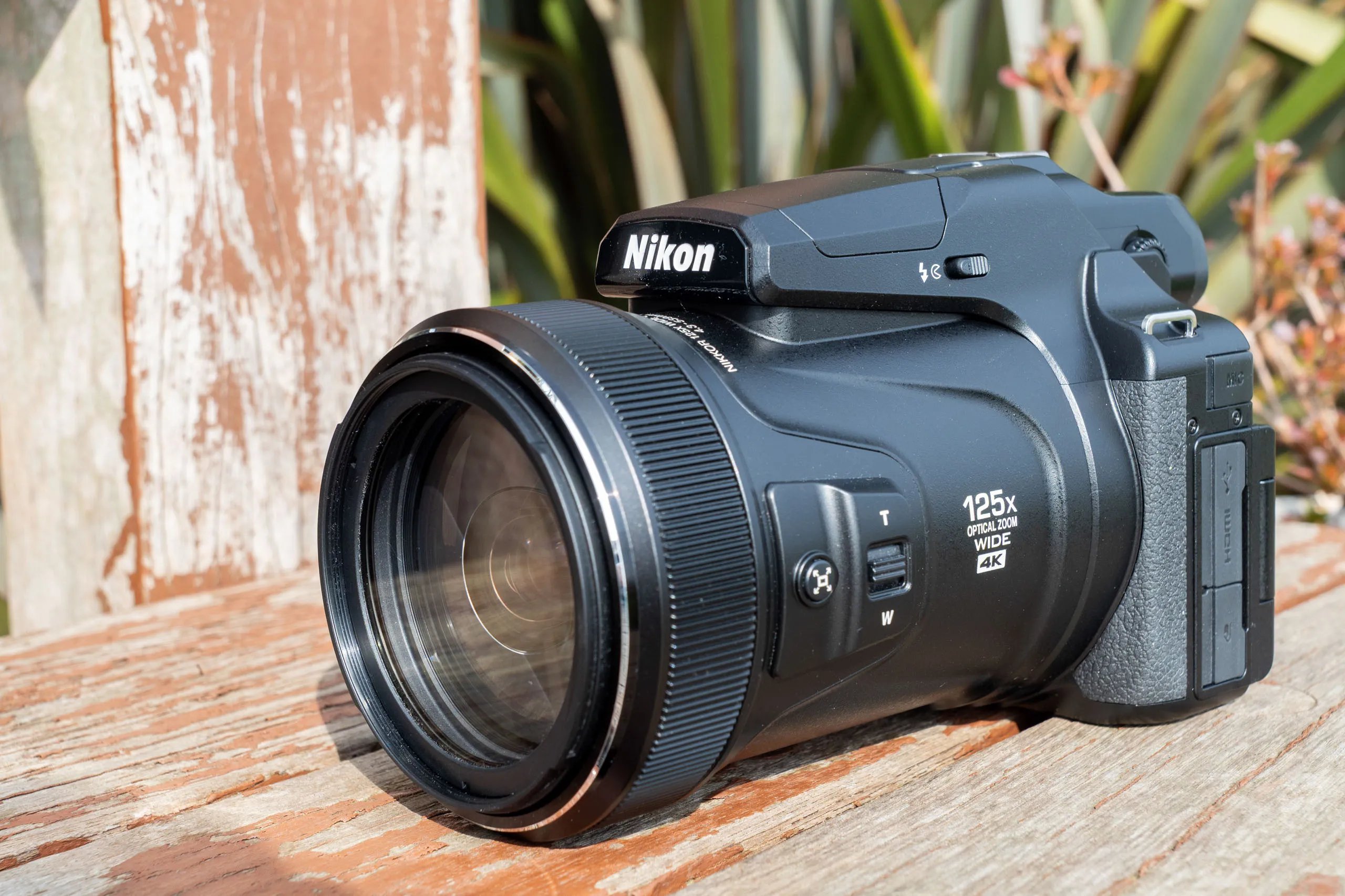 This truly unique ultra-zoom DSLR-style camera remains unchallenged offering 125x optical zoom lens – and at this price it can’t be beaten