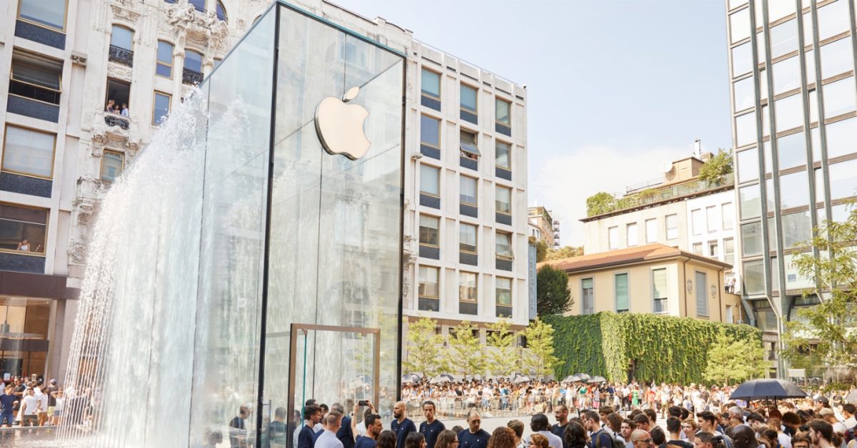 Apple billboard featuring toddler with iPhone causes controversy in Italy – 9to5Mac