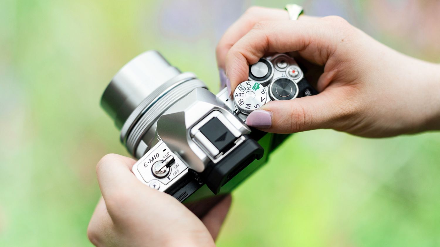 The No.1 budget retro camera got even cheaper and now comes with a FREE 45mm f/1.8 lens, but only at this UK retailer