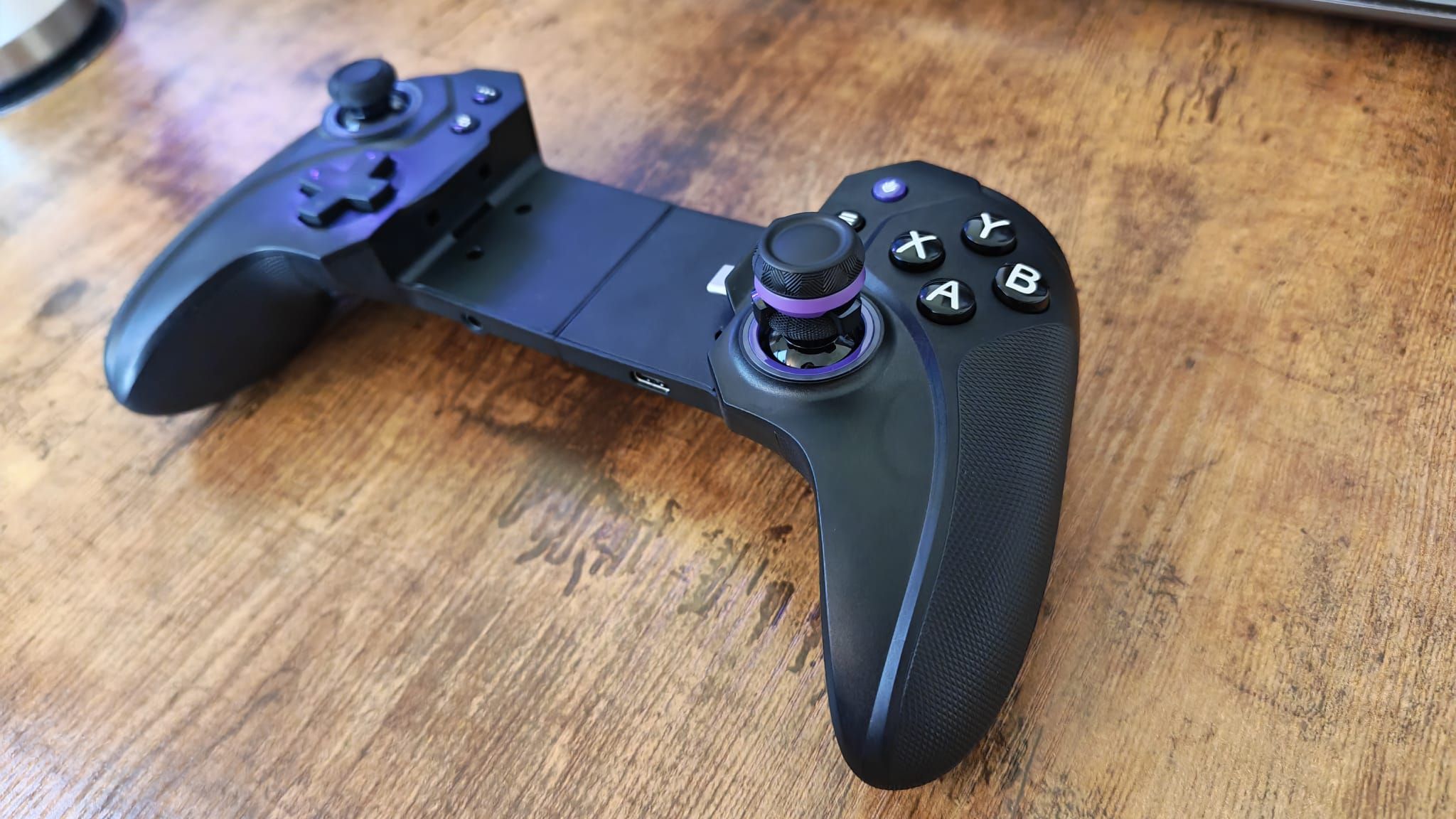 The ELO Vagabond combines the best parts of Razer and GameSir to make the ultimate mobile controller