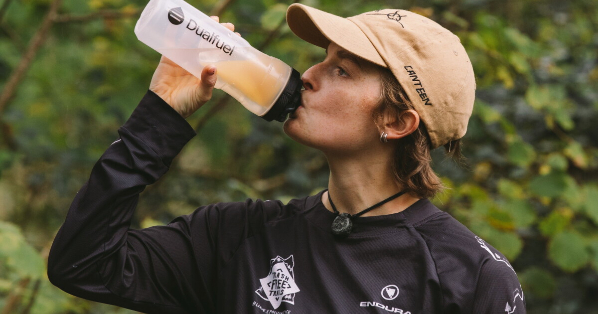 Dual-output sports bottle delivers water or energy gel on demand