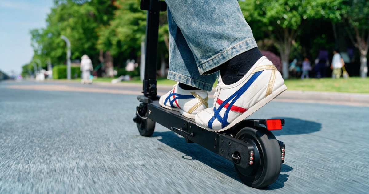 Fast-fold mini e-scooter powers a smooth urban commute