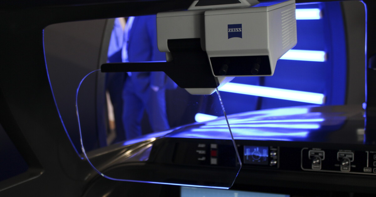 Hands-on with Zeiss’s new aircraft holographic technology