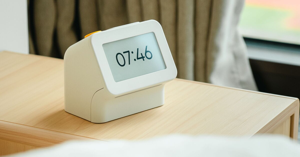 Retro e-paper alarm clock puts kibosh on late-night phone scrolling