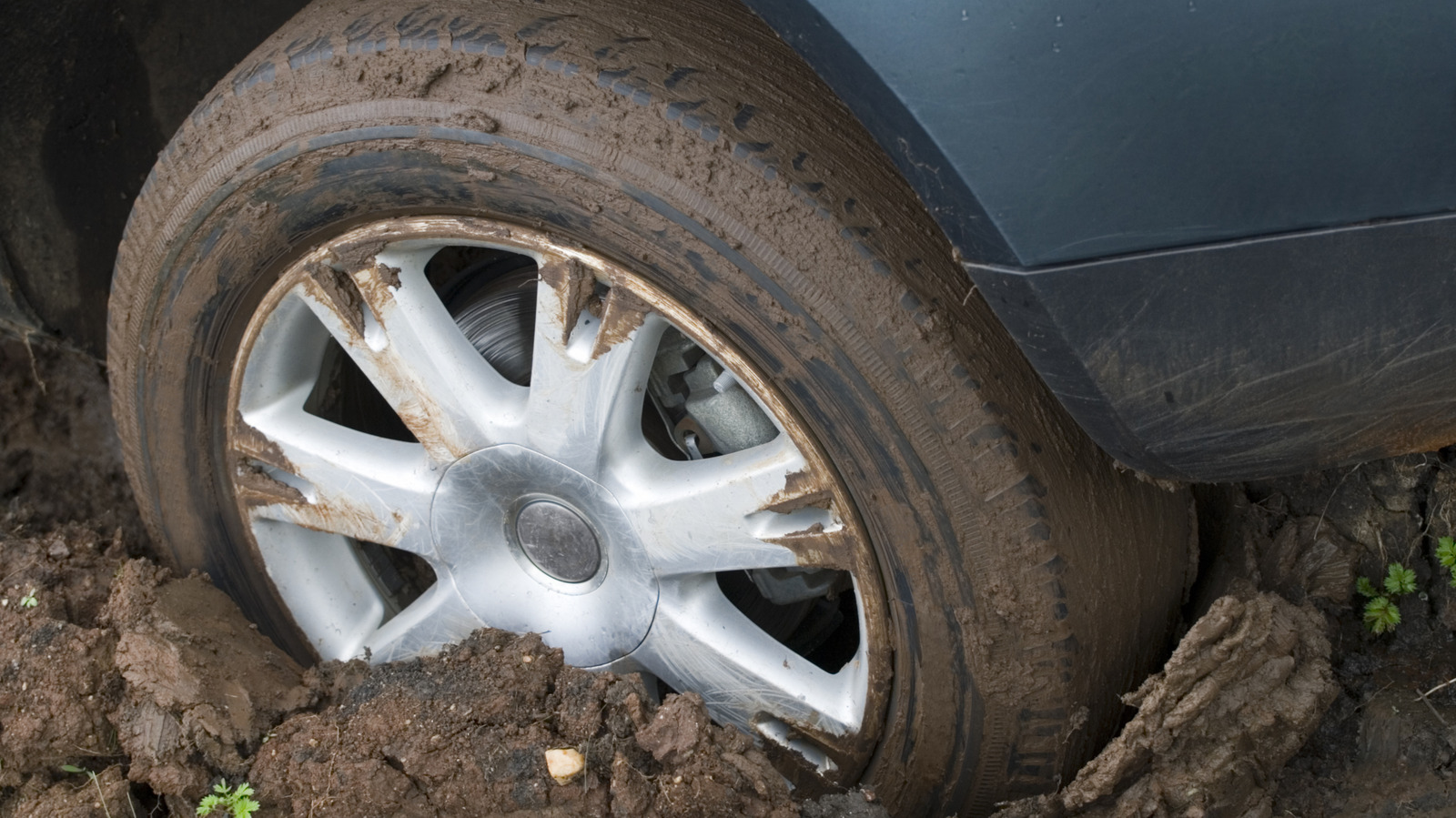 This Common Car Accessory Doubles As A Traction Tool When You’re Stuck In Mud Or Snow – SlashGear