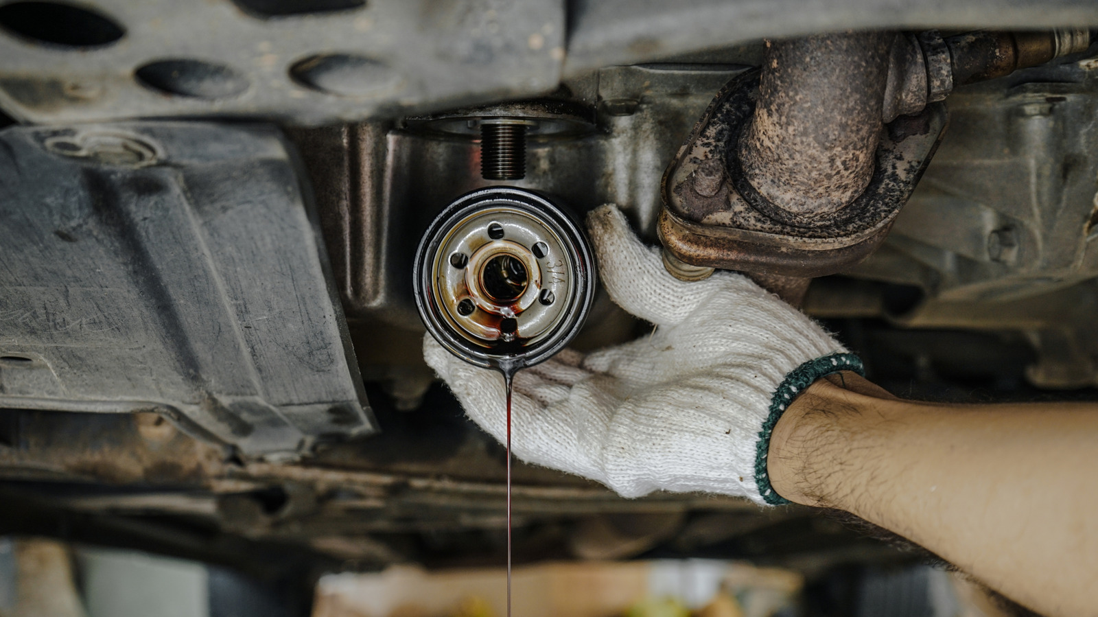 Why Do Some Mechanics Taste Engine Oil And Is It Actually Safe? – SlashGear