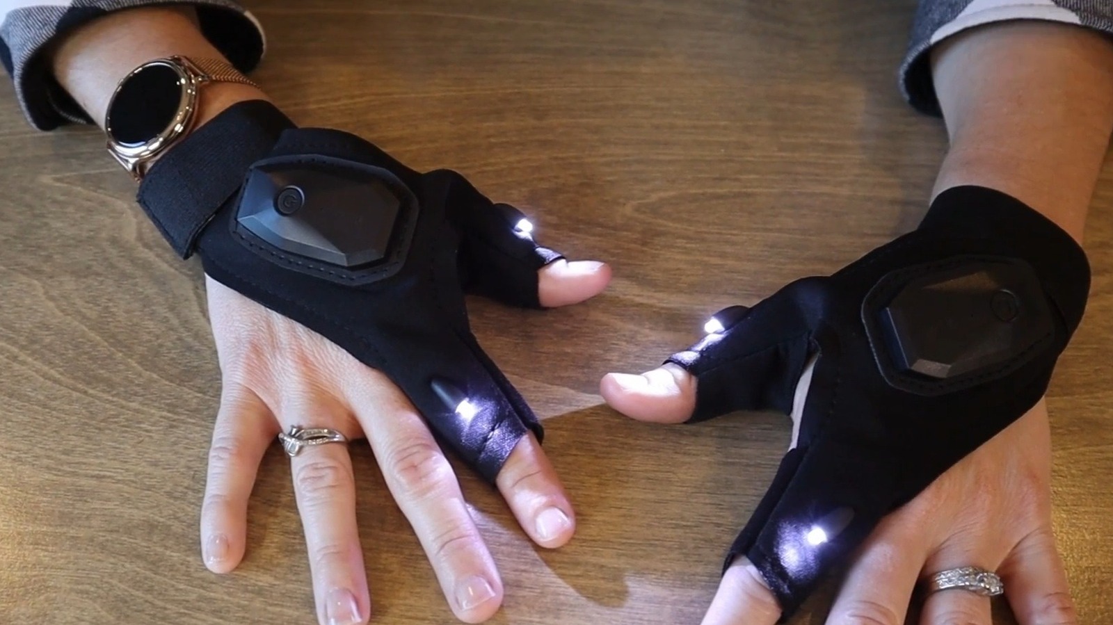 What Are Flashlight Gloves And Who Are They Made For? – SlashGear