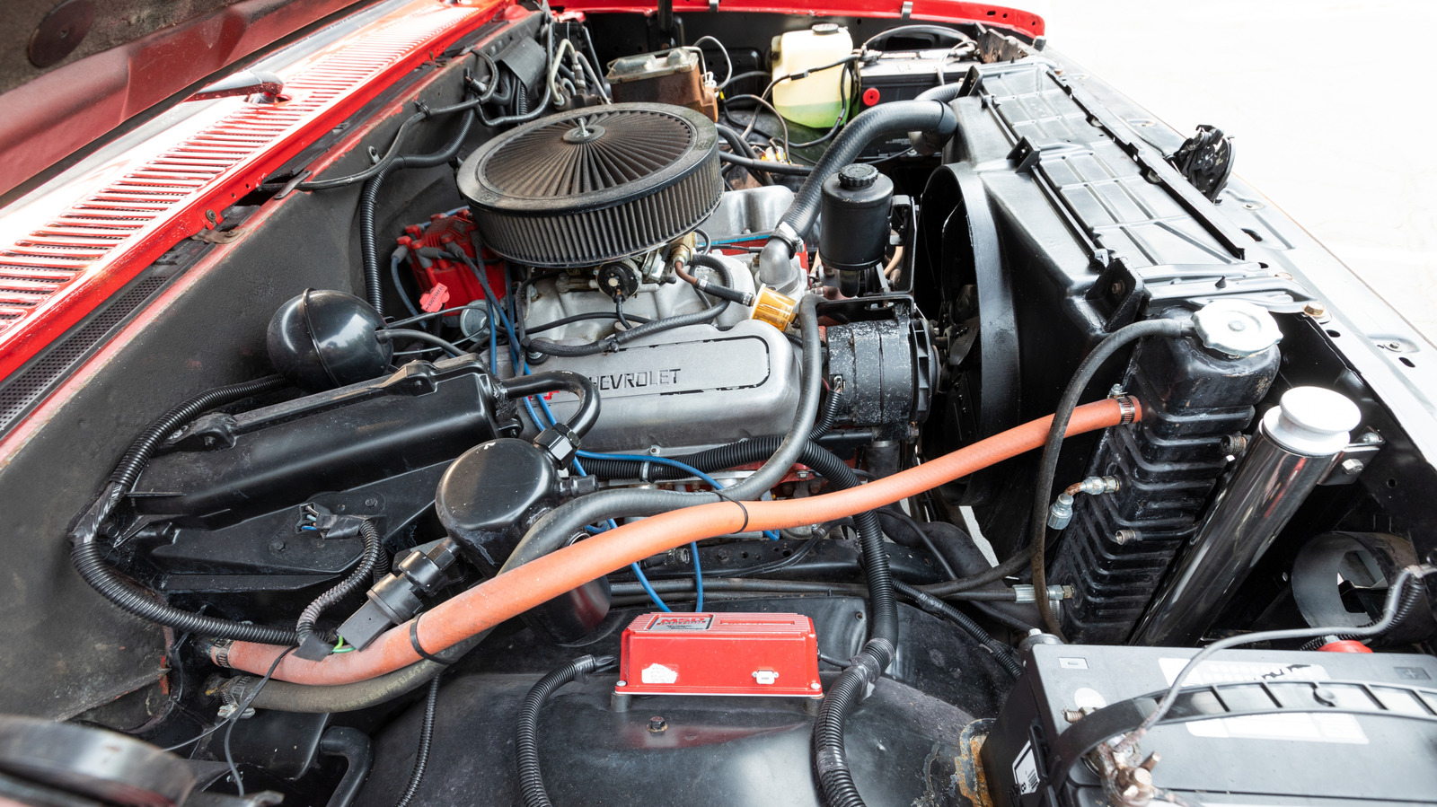 Ford 300 Vs. Chevy 292: How Do These Legendary Inline-6 Engines Compare? – SlashGear