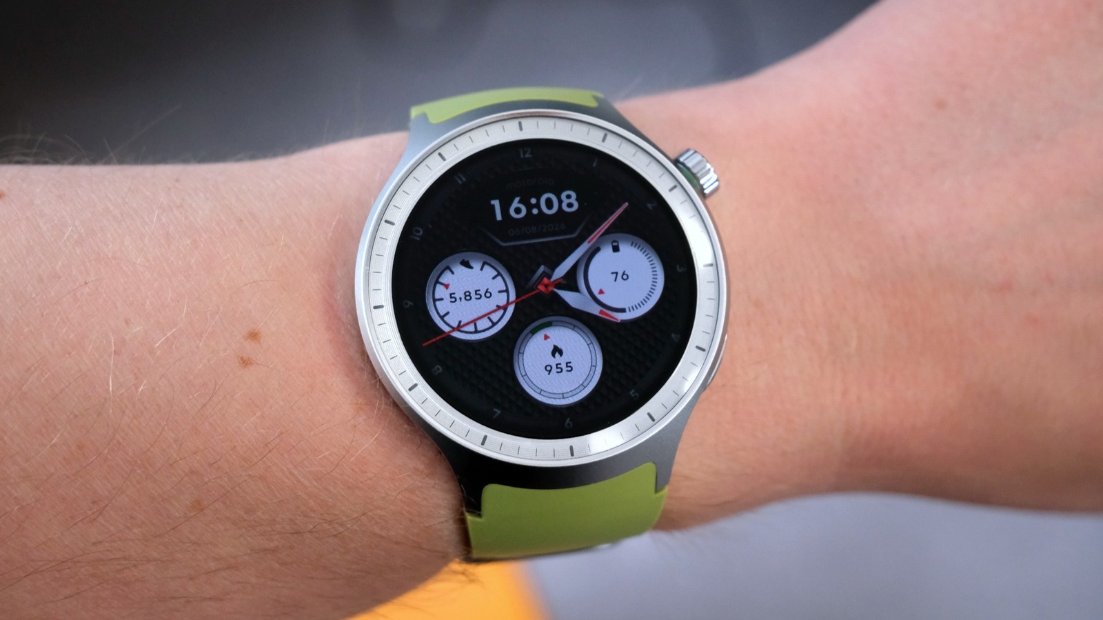Motorola Moto Watch (2026) review: Looks can be deceiving – Engadget