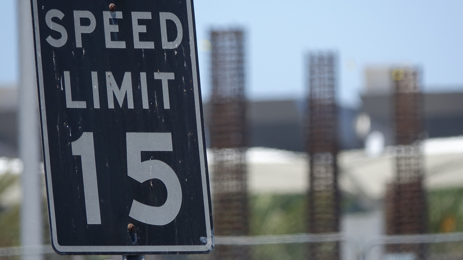 Why Do Some Speed Limit Signs Have A Black Background? – SlashGear
