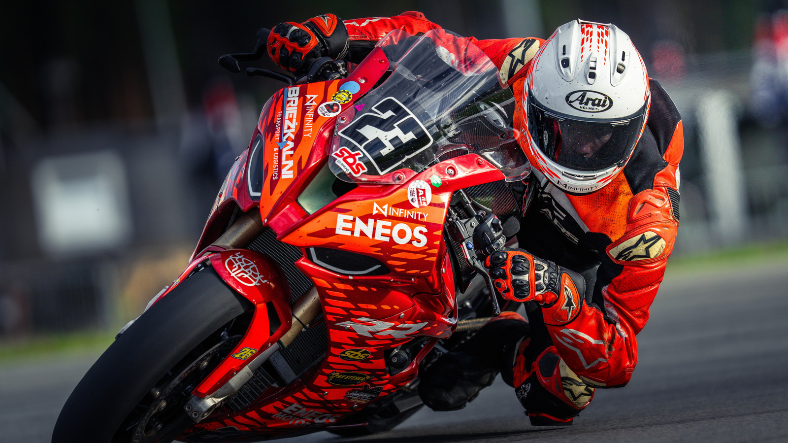 Not Black, Not Red: This Is Considered The Best Motorcycle Helmet Color For Visibility – SlashGear