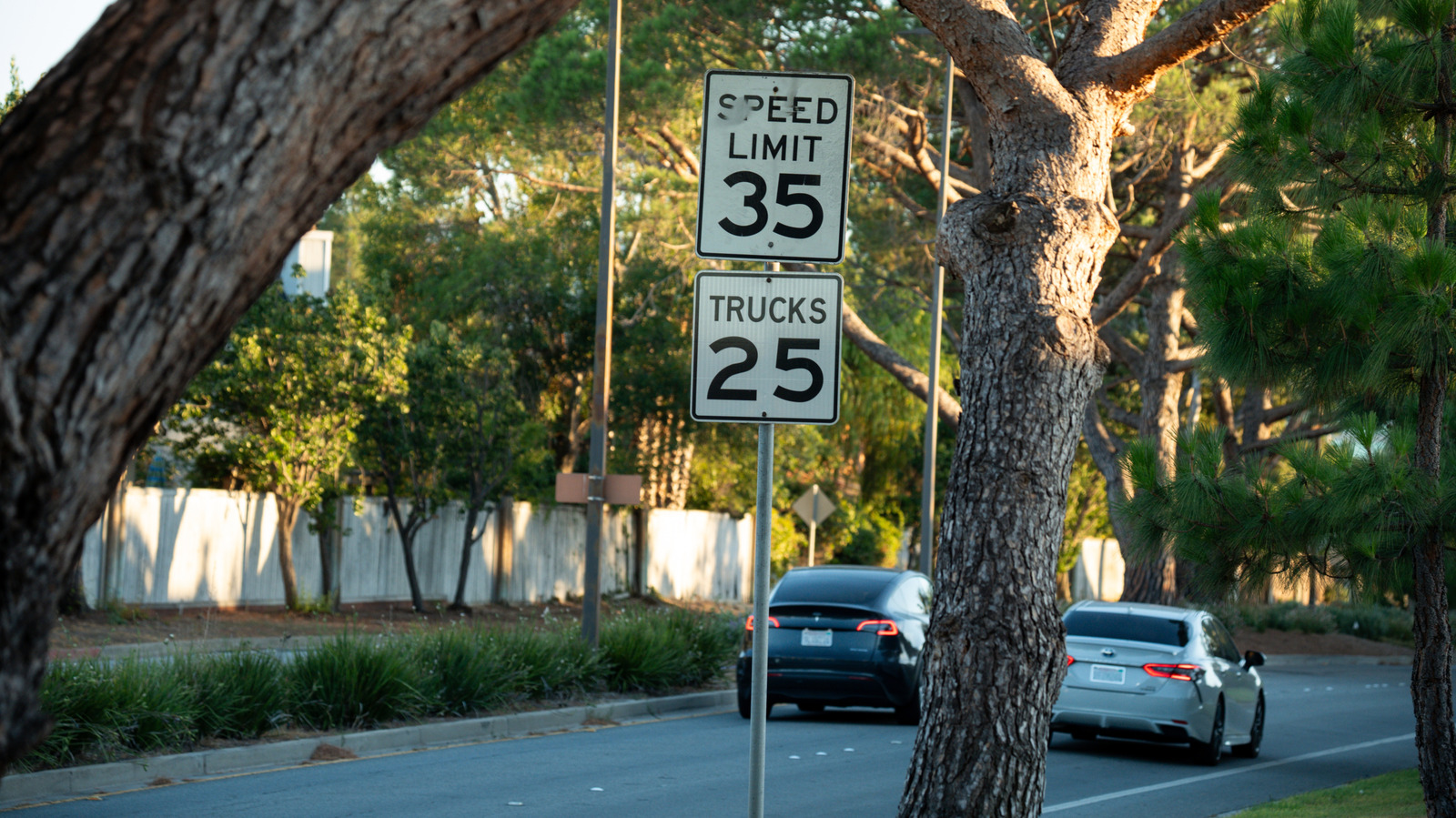Why Are There Different Speed Limit Signs For Trucks? – SlashGear