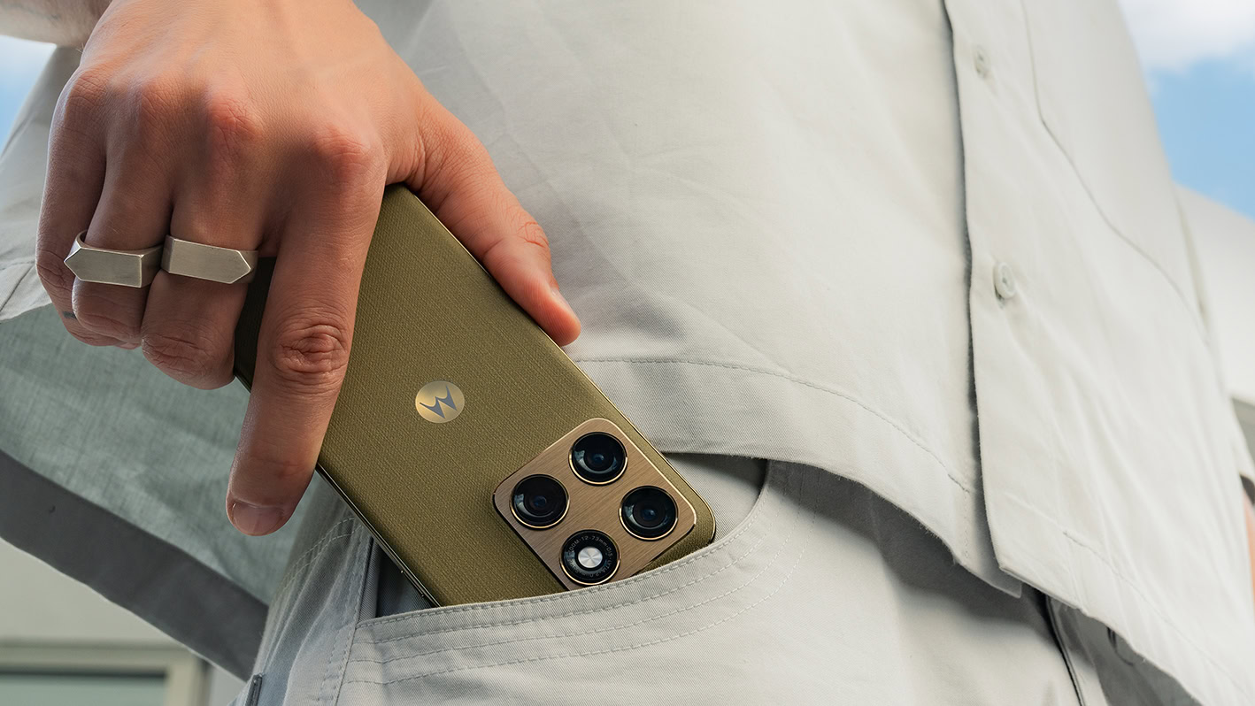 Poll says this Samsung phone is the best Motorola Edge (2026) alternative