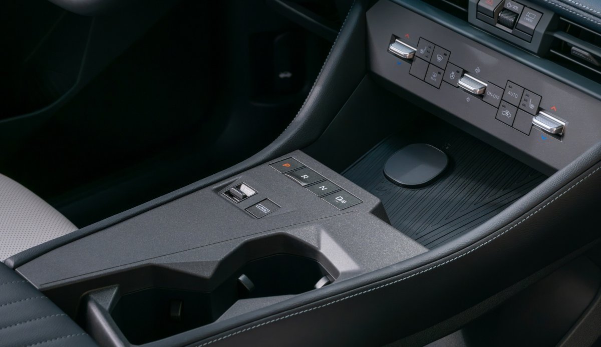 Nissan Is Done With Piano Black Plastic and Chrome. Consumers Are Sick of Fingerprints