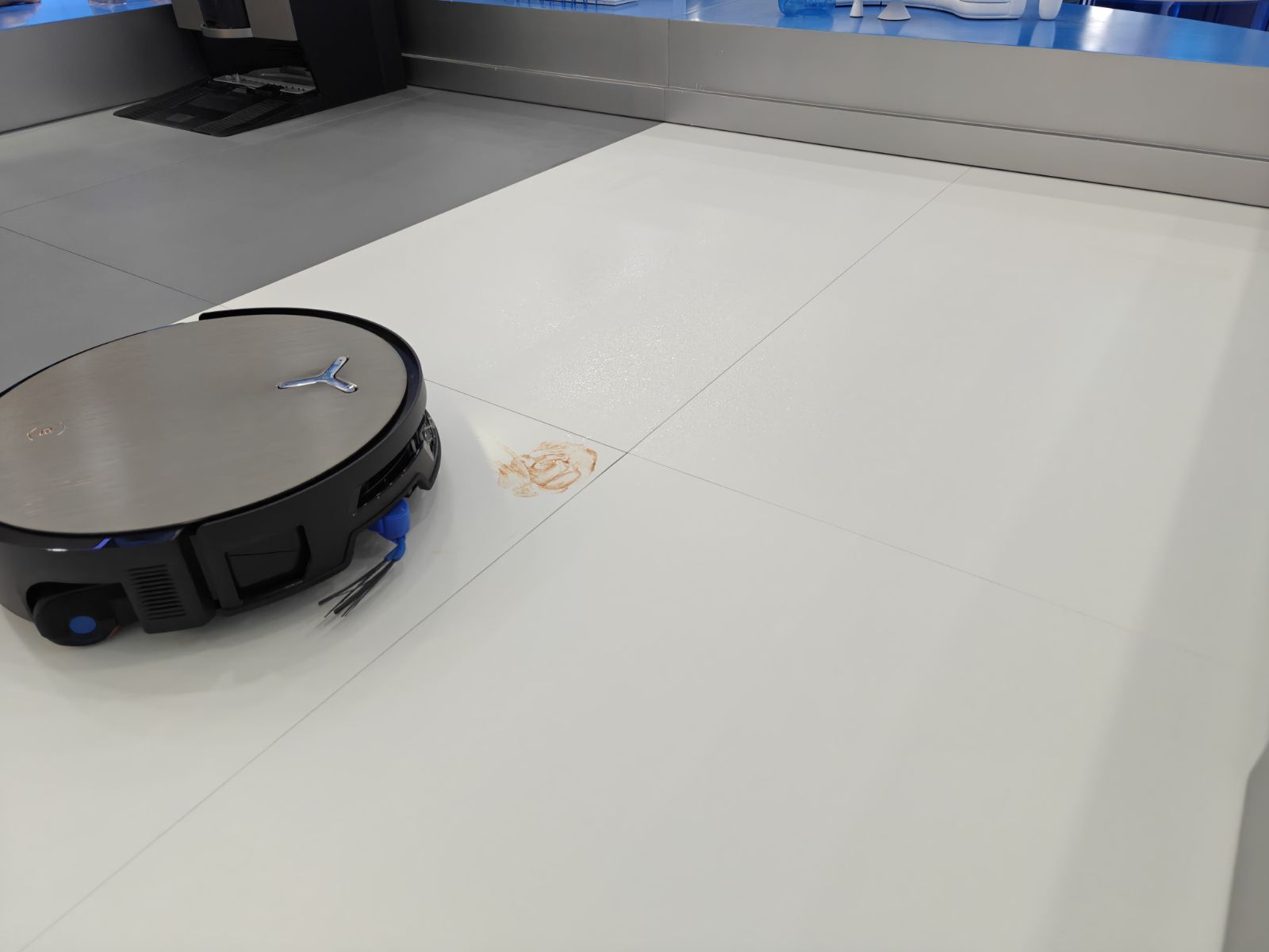 I Watched a Stain Removing Robot Completley Miss Its Target at IFA – CNET