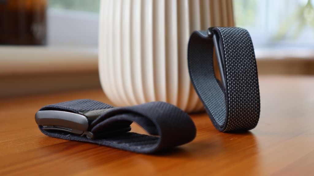 Apple developing screenless fitness tracker, report claims