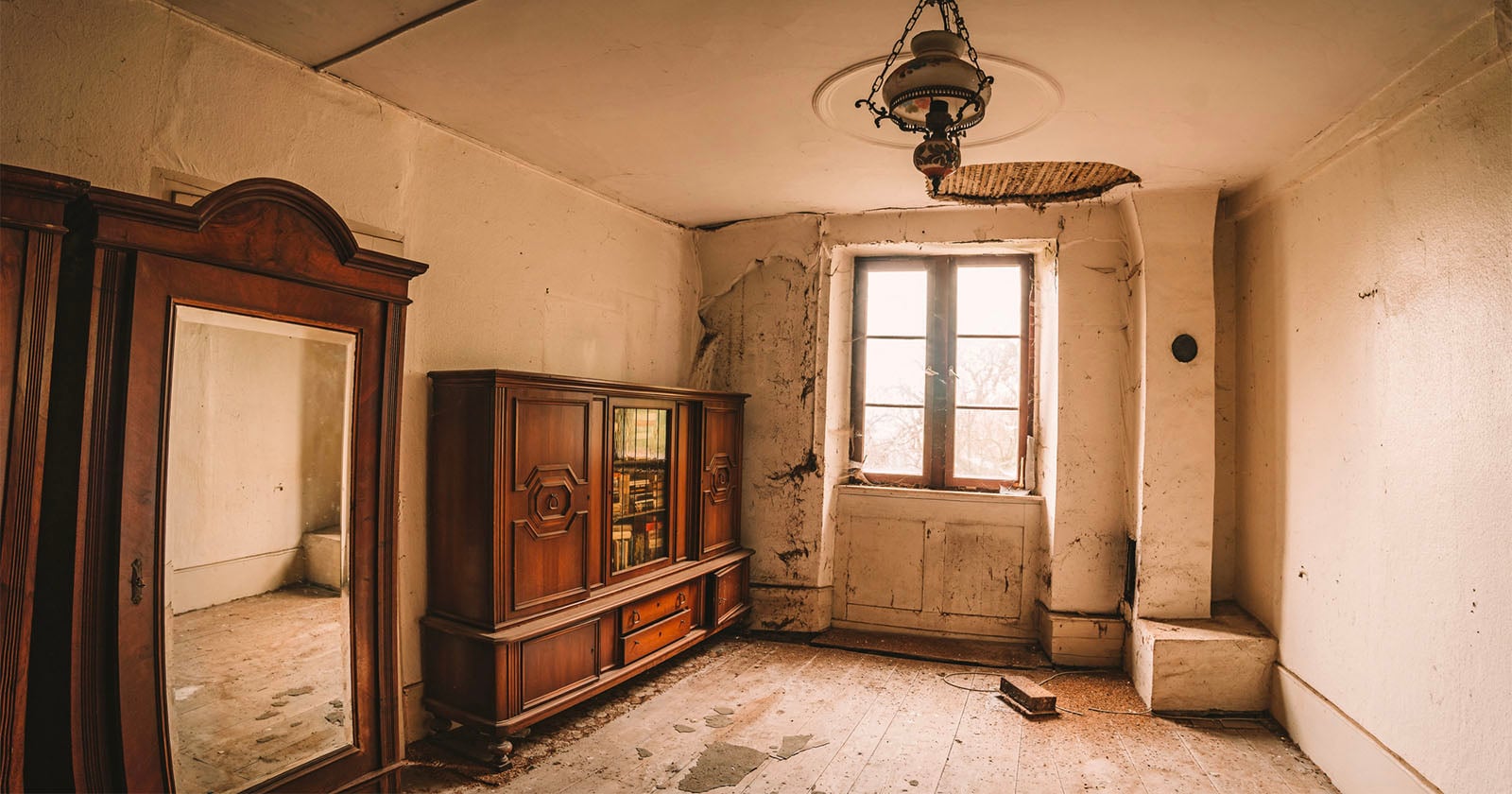 Urban Explorers Make Grisly Discovery While Photographing Abandoned Home