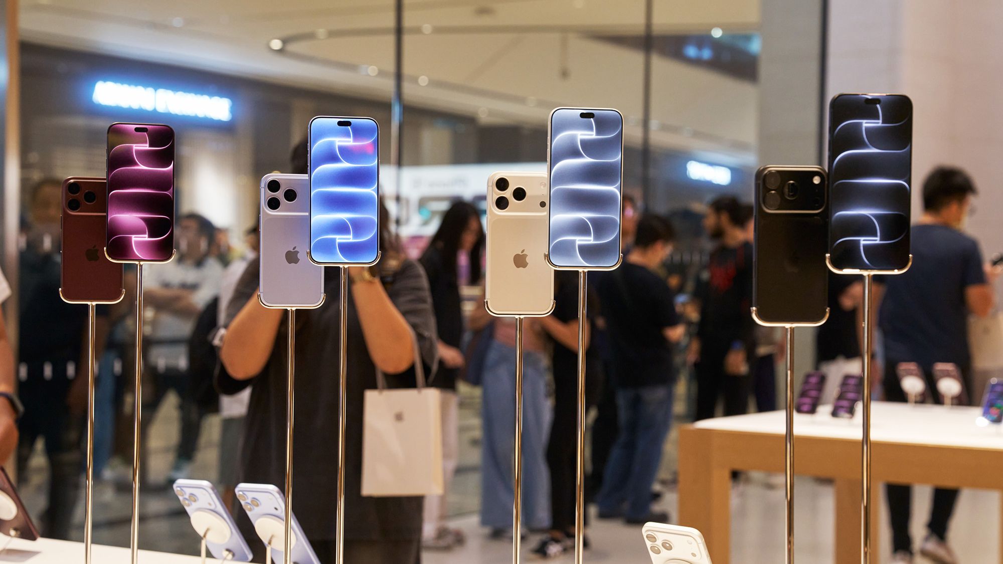 Testing out the iPhone 18 Pro in an Apple Store? Try and spot this new ‘hello’ sign hidden away
