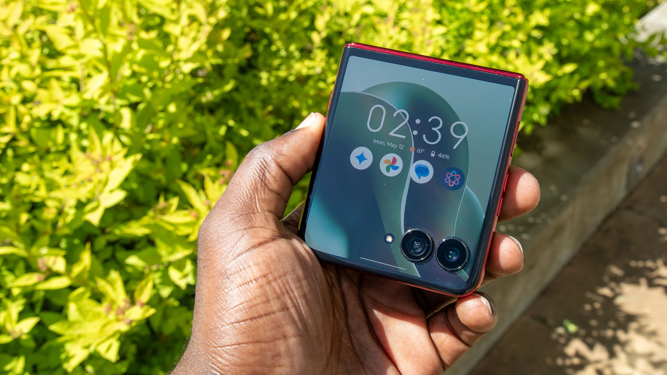 For flip phone fans: the ‘nearly perfected’ Motorola Razr Ultra 2025 is $600 off at Best Buy today
