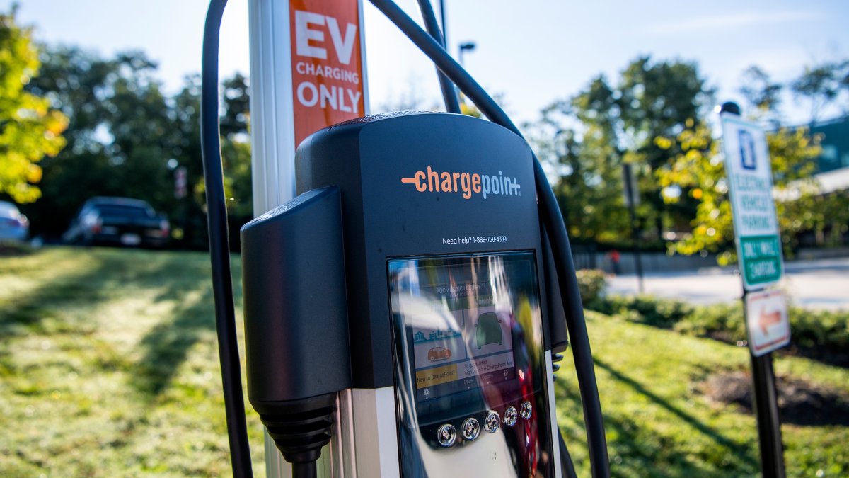 EV Renter Hit With $418 Charging Bill After Using Dealer’s Public Charger
