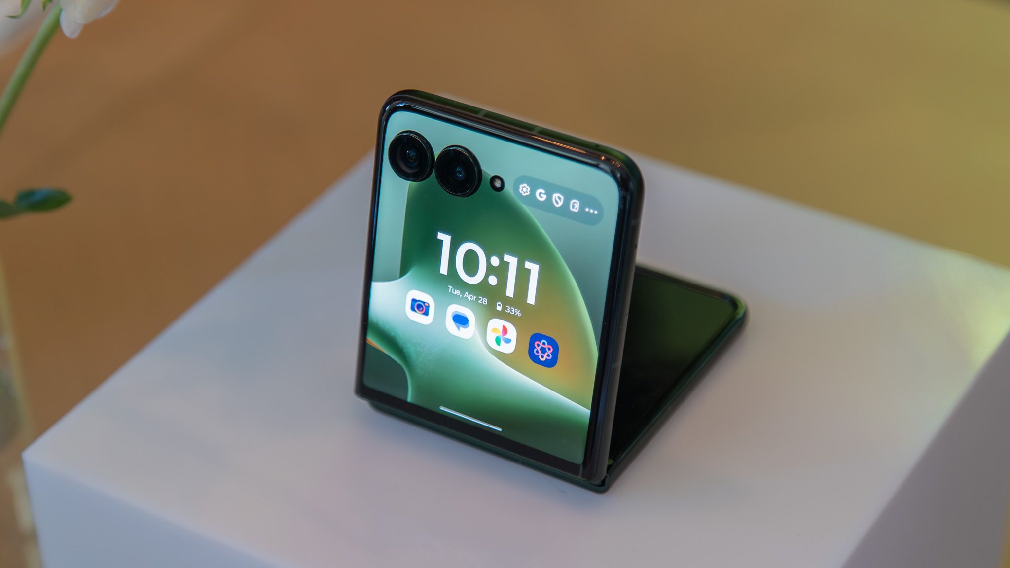 The Motorola Razr Plus (2026) is still my favorite foldable phone — and this T-Mobile deal will give you one for free