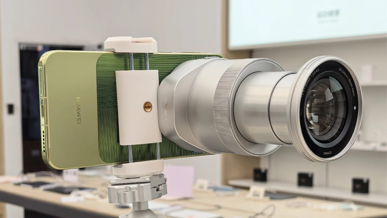 Never mind external lenses: This flagship could have an entire external camera instead