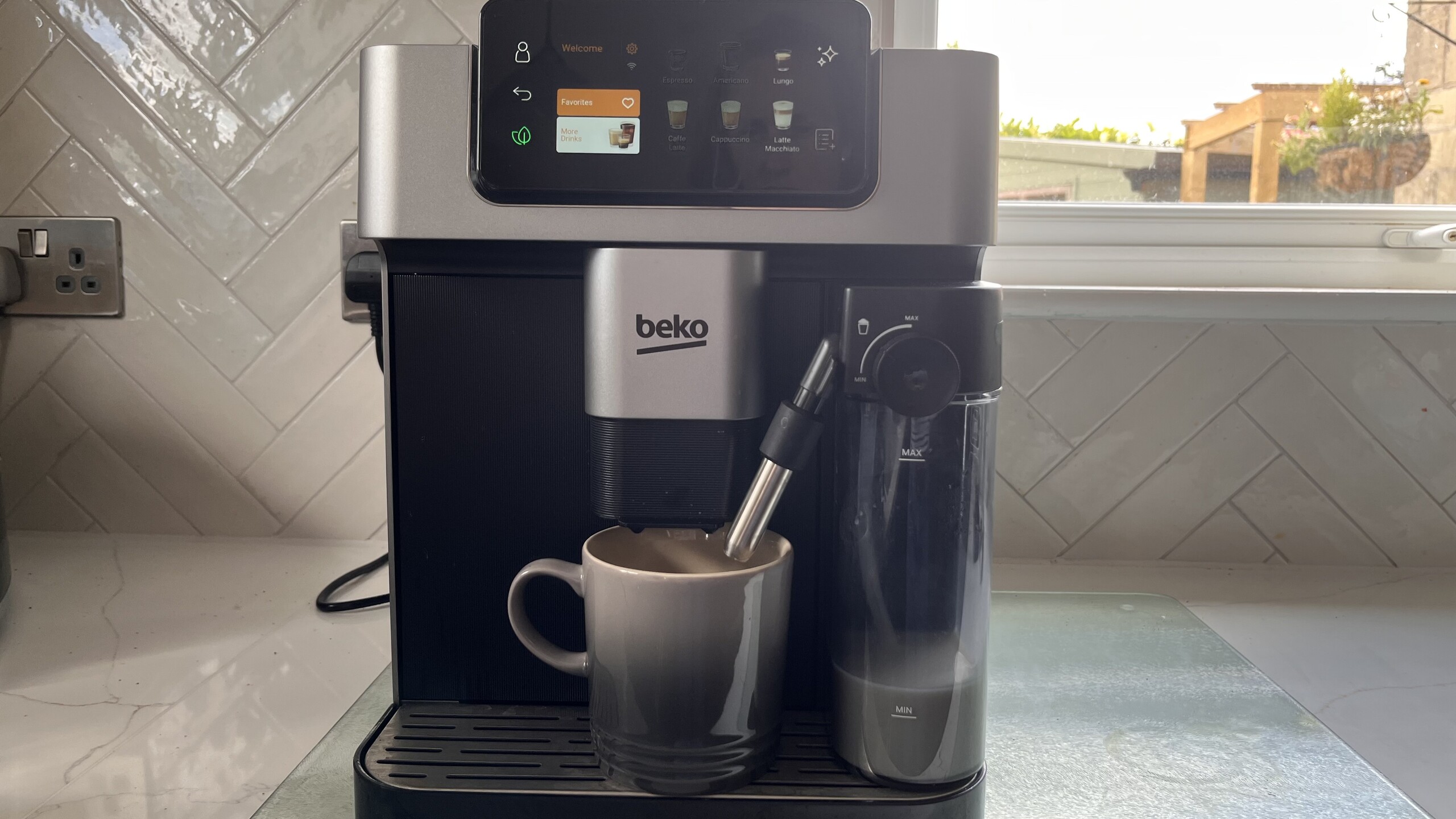 Beko CaffeExperto Bean To Cup Coffee Machine with Integrated Milk Jug CEG7384X review