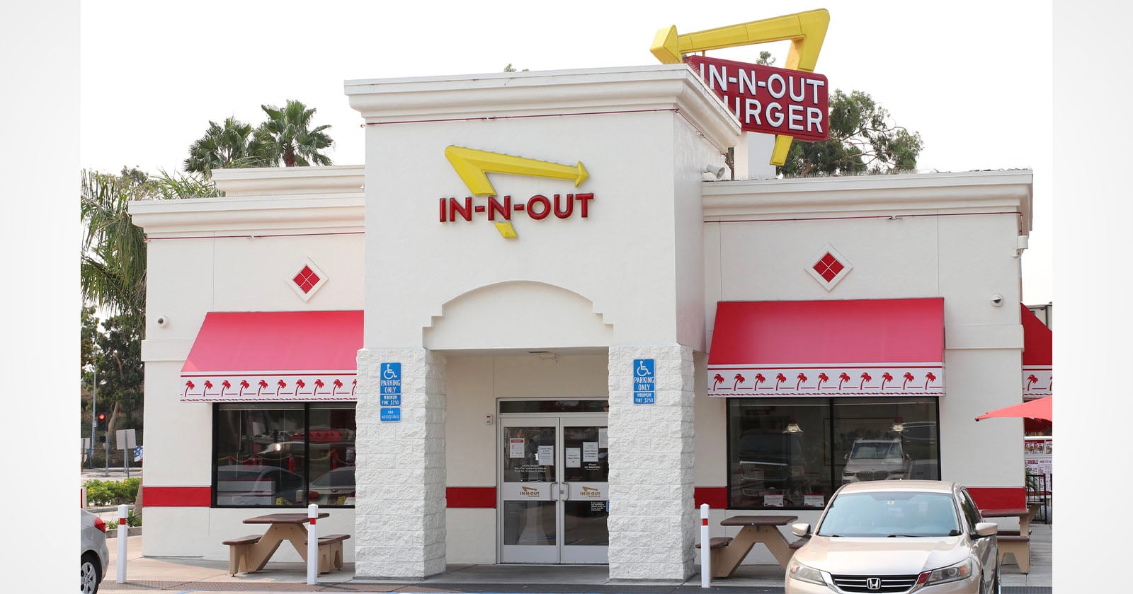 In-N-Out Demands Photographer Remove Viral Images of High School Football Team