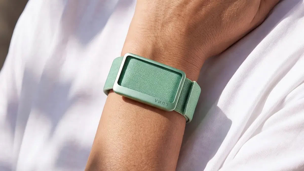 Luna Band takes on Fitbit Air as global shipping finally begins