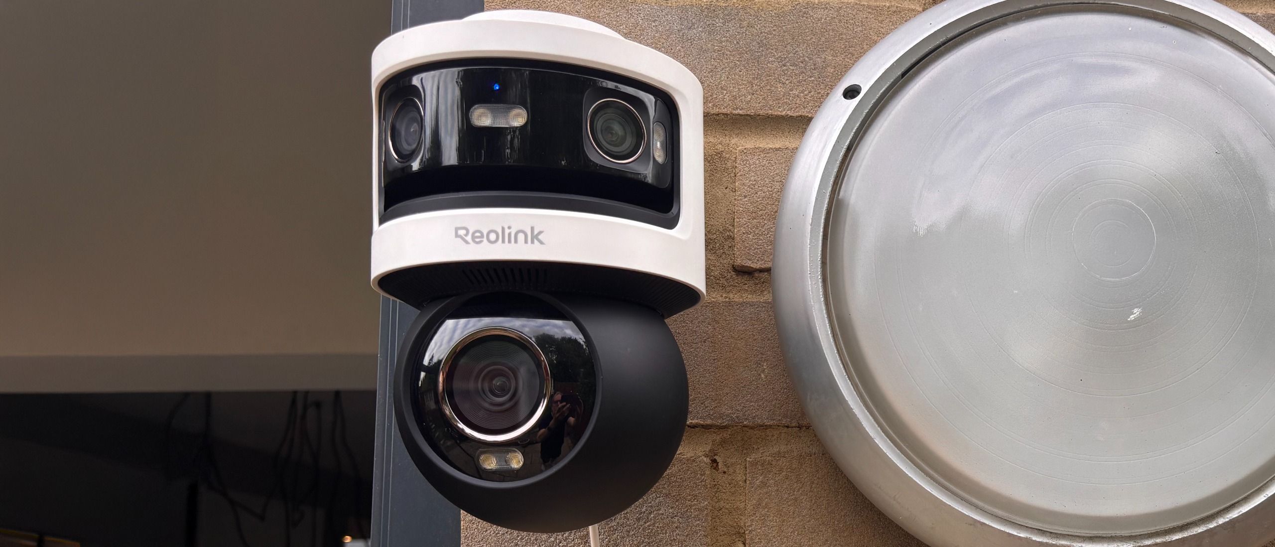 Can’t decide between a wide-angle camera and a pan-and-tilt zoomer? The Reolink OMVI 3i combines both into one powerful smart security hub