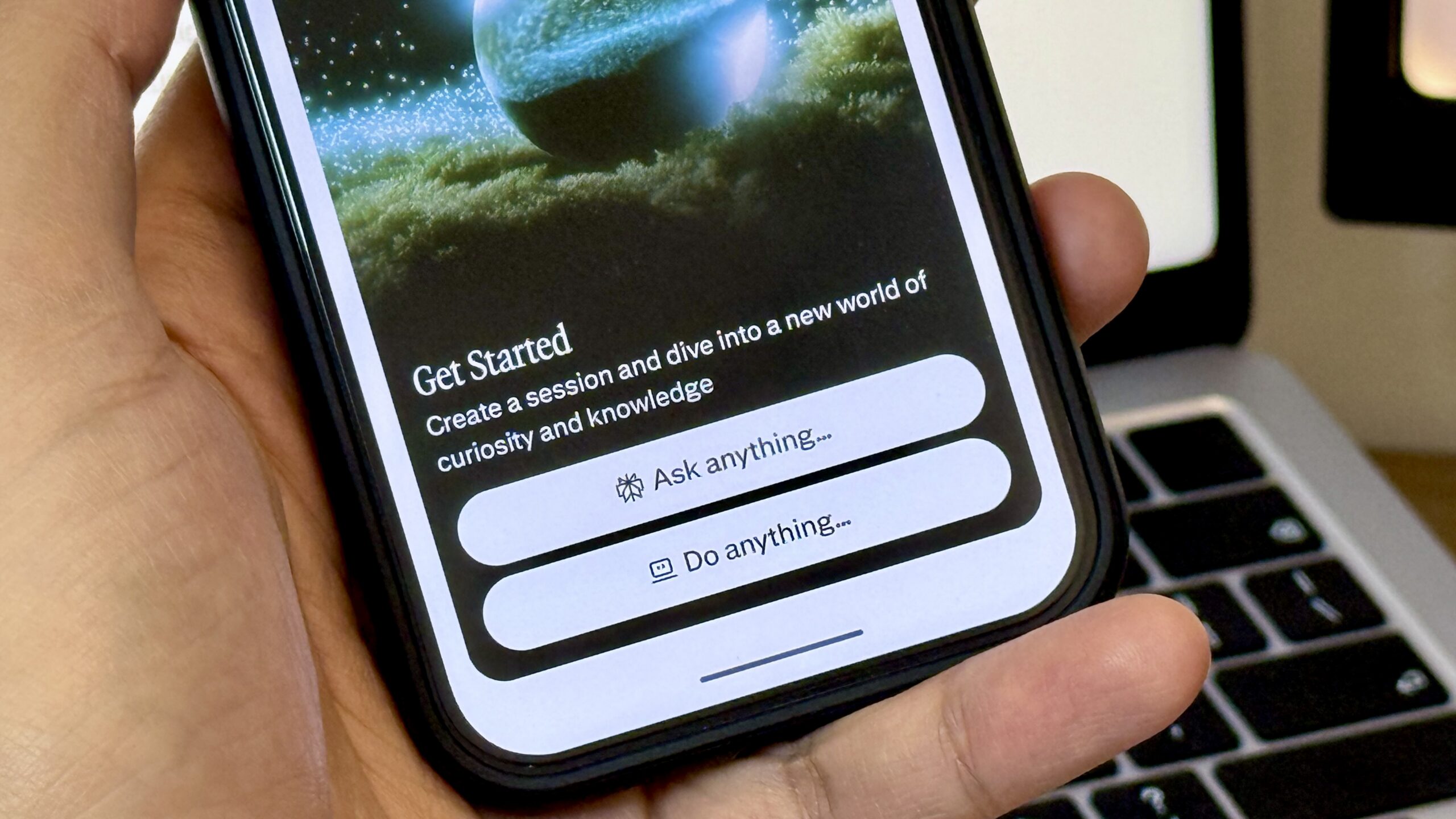Perplexity can now split your tasks between the cloud and local AI to reduce costs