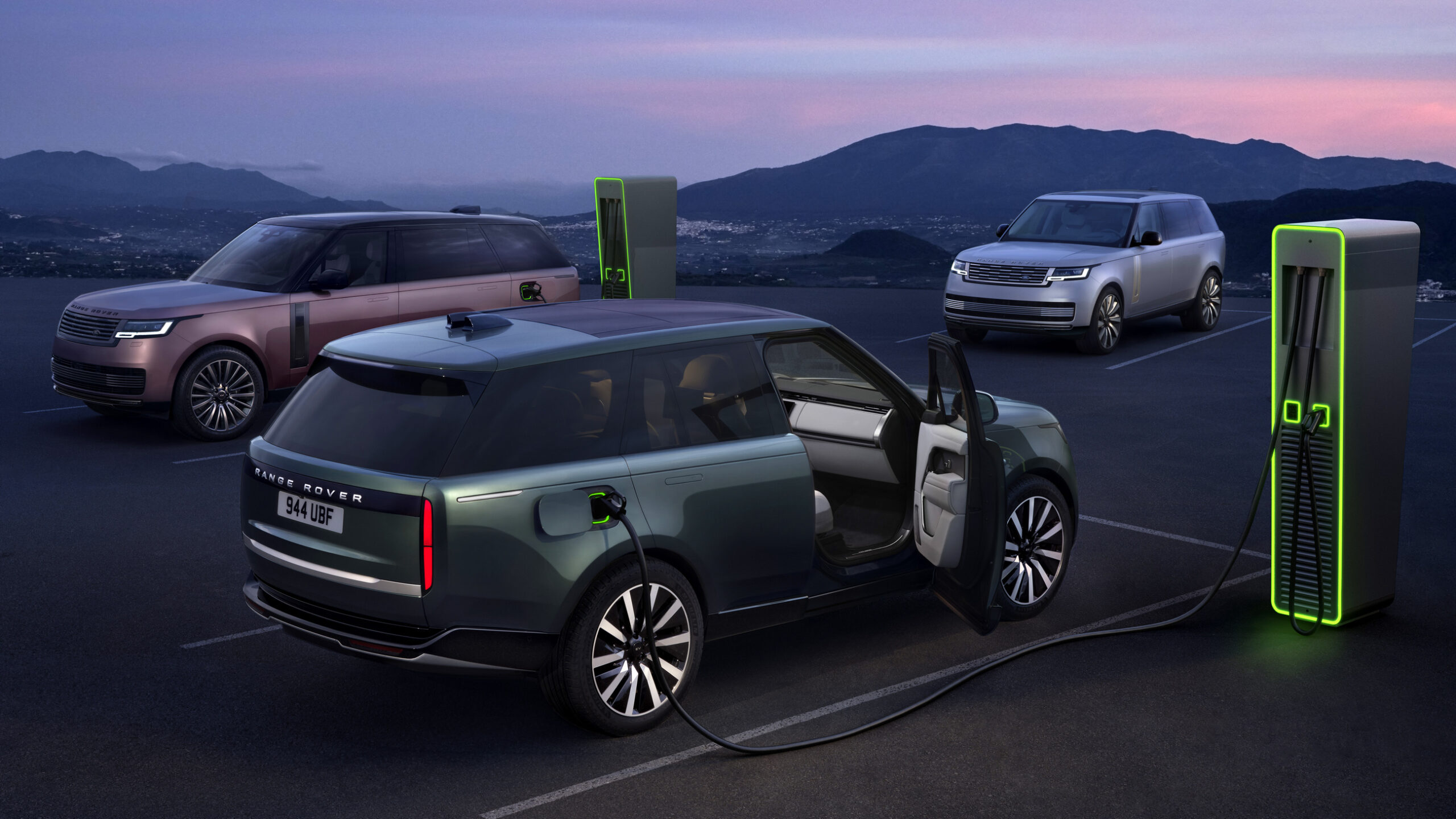 The Electric Range Rover Costs $25,000 More Than The Gas One And Tows A Ton Less | Carscoops