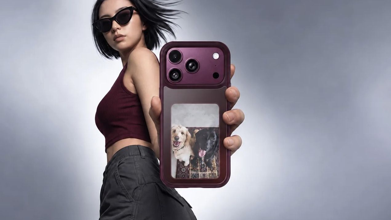 This E Ink case puts a digital photo frame on the back of your iPhone, but while I love tiny ereaders, I’m not convinced this tech is good for images